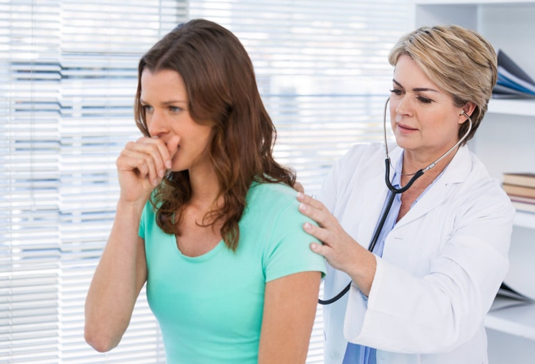 Ženu sa simptomima kašlja pregledava njezin liječnik